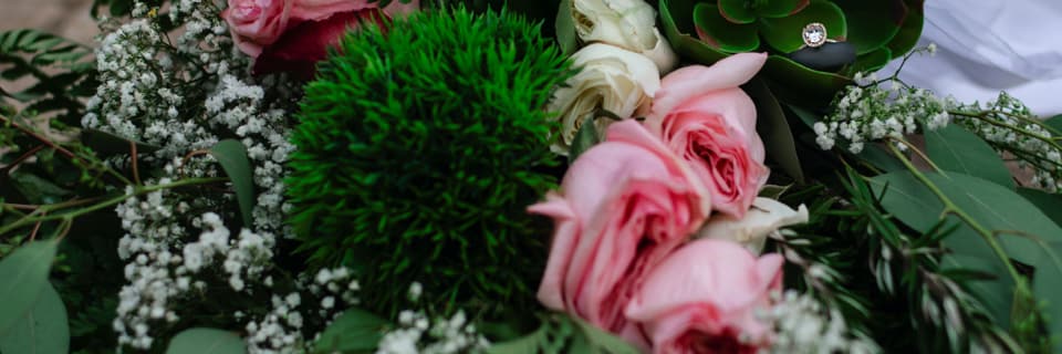 Blommor och dekorationer till begravning